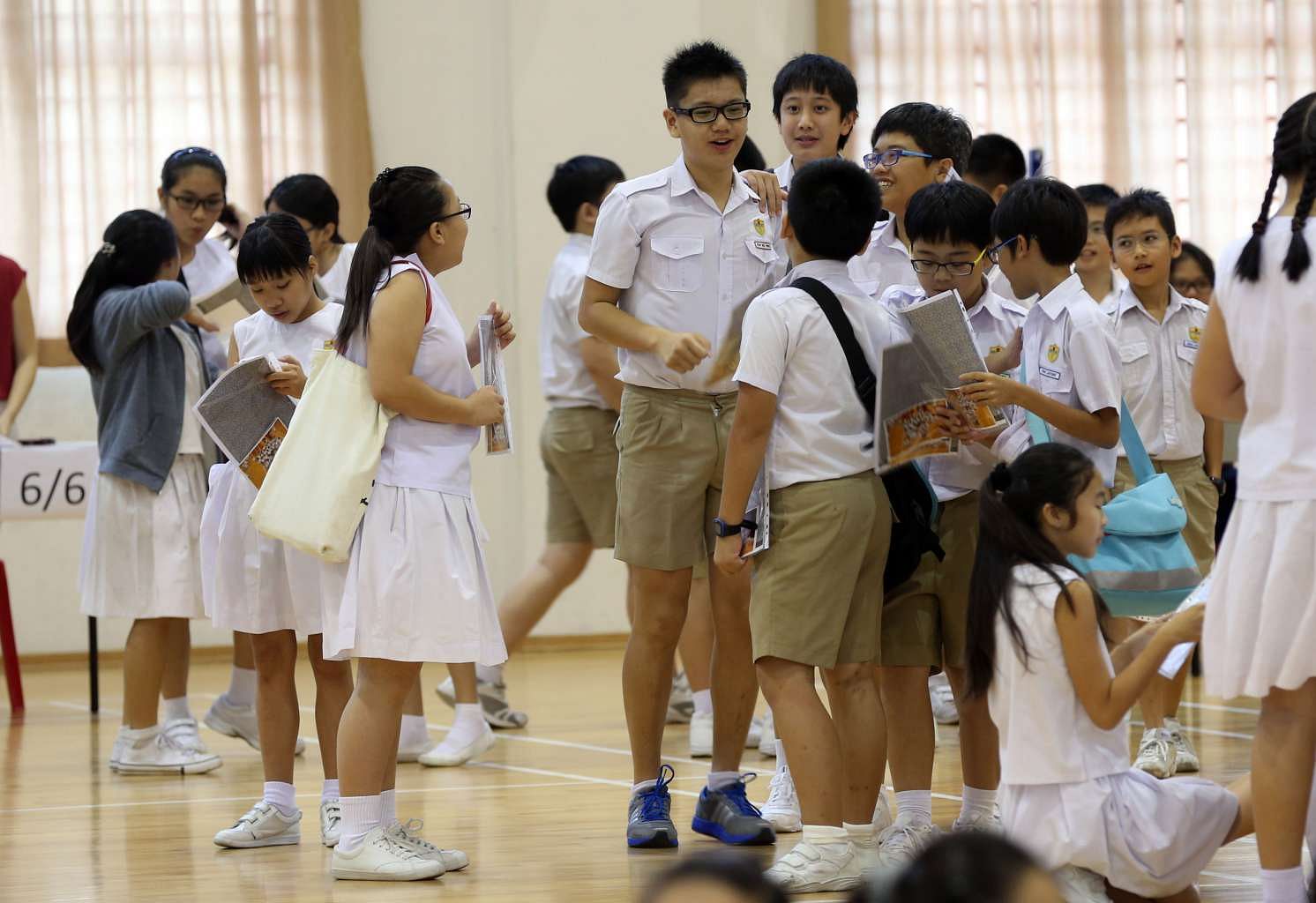 School pupils in перемена. PSLE (Primary School leaving examination). Kong Hwa School. Change Schools.
