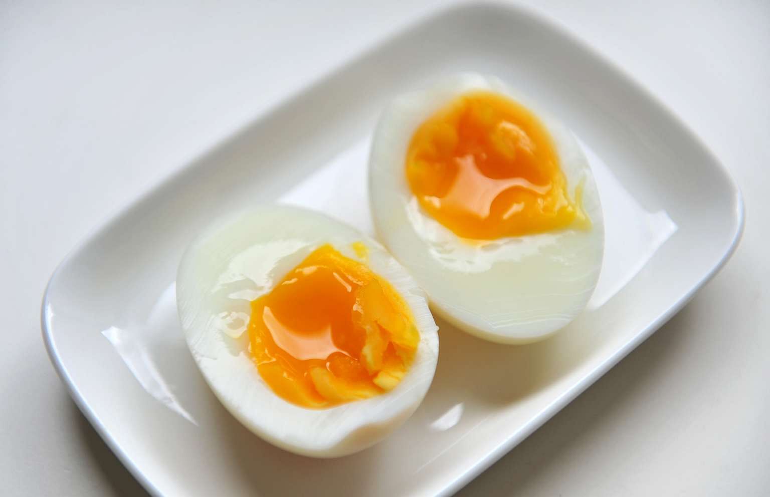 Яйцо во смятку варить. Яйца всмятку. Яйцо вареное всмятку. Яйца всмятку в мешочек. Яйца в смятку яйца в мешочек.