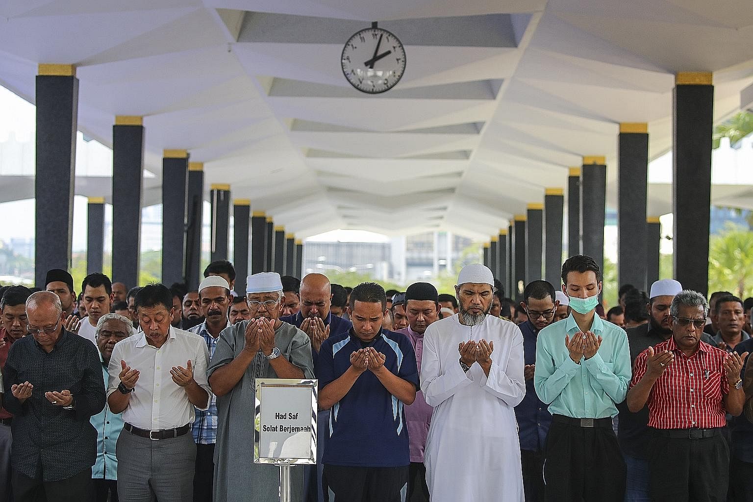 Малайзия сняла. Adam Test мечеть. Malaysia's religious event Business. Malaysia religious event in Business. Praying times in Kuala Lumpur 2024.