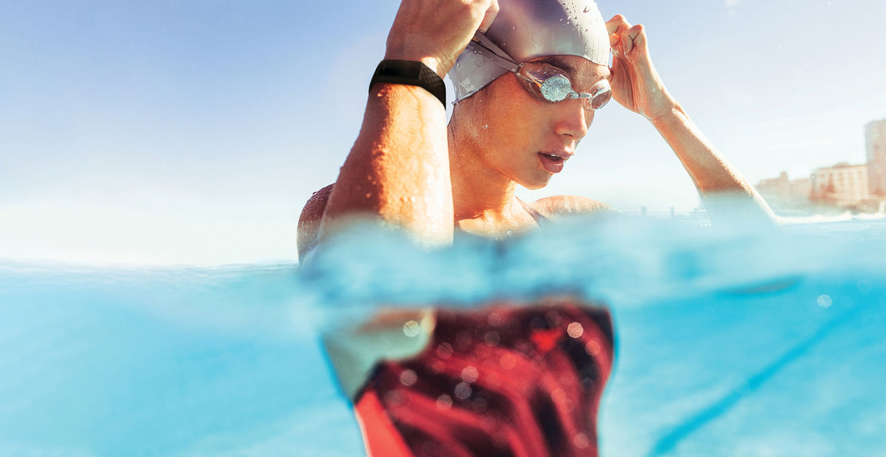 fitbit charge 4 swimming review