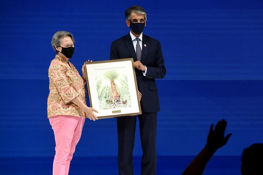 Outgoing Temasek Holdings CEO Ho Ching (left) receiving a painting from her successor Dilhan Pillay Sandrasegara on Sept 30, 2021.