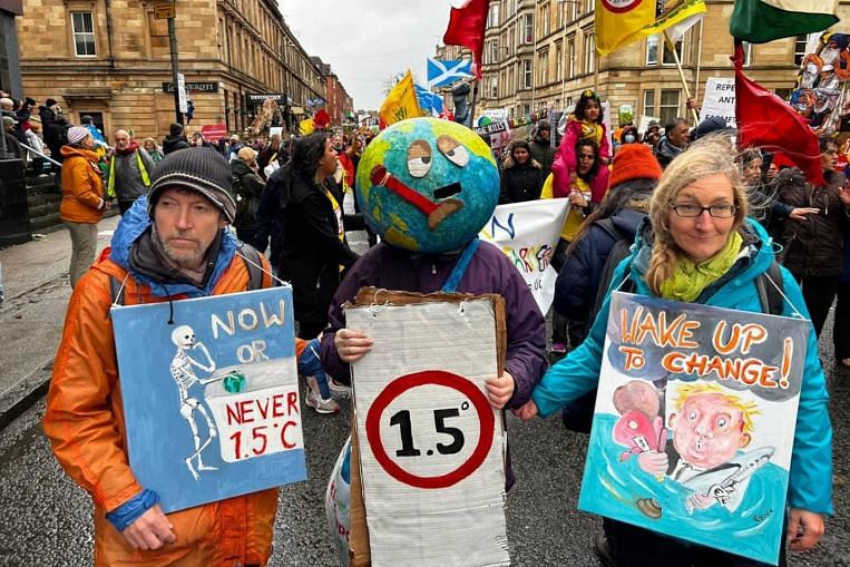 Ribuan orang berkumpul di Glasgow yang hujan untuk aksi iklim COP26, Europe News & Top Stories
