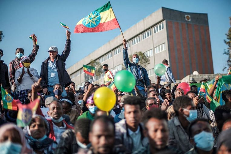 Pemberontak Ethiopia menepis ketakutan akan pertumpahan darah saat kerumunan berkumpul untuk tentara, Berita Dunia & Berita Utama