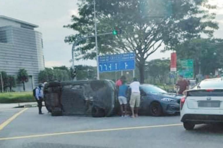 Dua pria dibawa ke rumah sakit setelah tabrakan tiga kendaraan di dekat Marina Bay Sands, Transport News & Top Stories