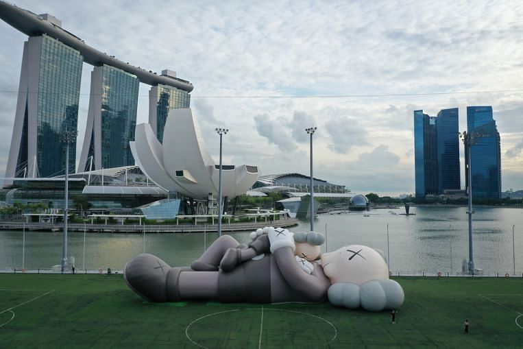 Karya seni Giant Kaws muncul di The Float @ Marina Bay, Arts News & Top Stories