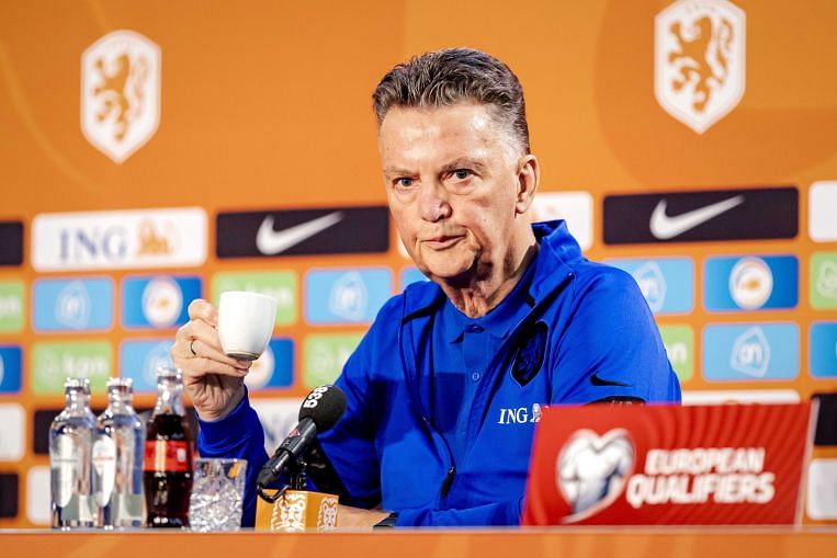 Sepak Bola: Kesengsaraan Piala Dunia Belanda semakin dalam setelah pelatih van Gaal tergelincir dan sakit pinggul, Football News & Top Stories