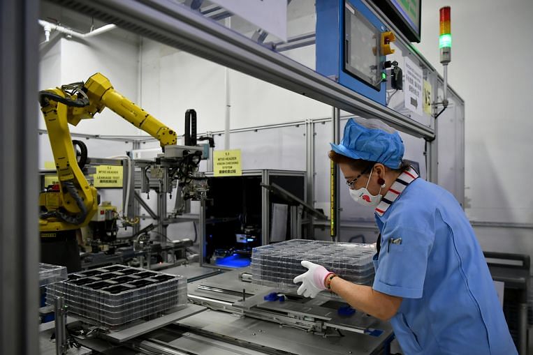 L’activité manufacturière de Singapour augmente pour le 17e mois, mais le rythme de la croissance fléchit, Economy News & Top Stories