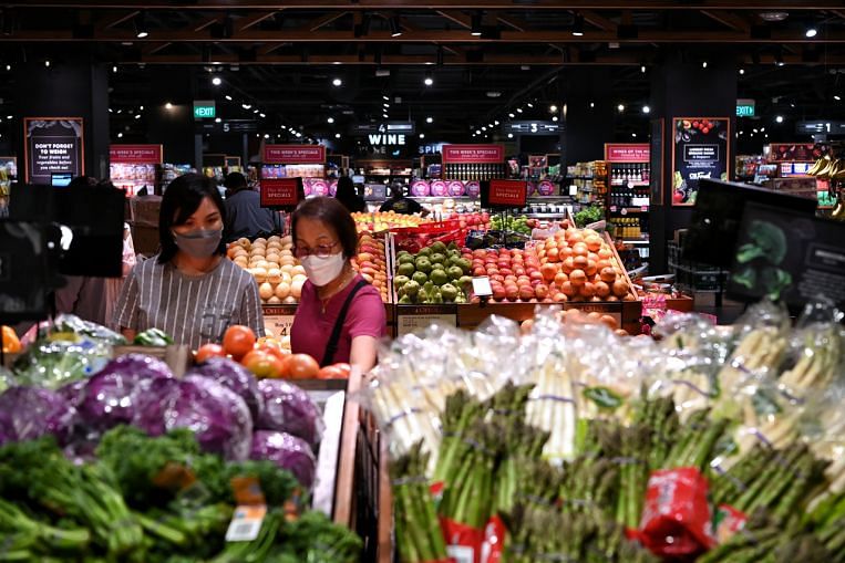 Du riz aux bananes : comment l’inflation a affecté les prix de cinq produits d’épicerie à Singapour