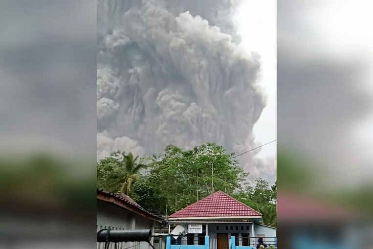 Le volcan indonésien Semeru crache des cendres dans le ciel