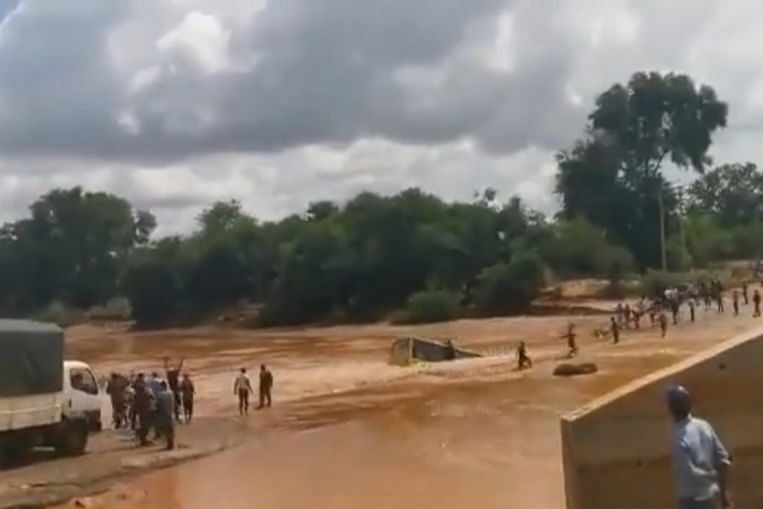 Plus de 20 personnes se noient alors que le bus traversant une rivière en crue au Kenya est emporté, selon World News & Top Stories