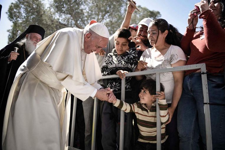 Le pape François visite un camp de migrants sur l’île grecque de Lesbos, Europe News & Top Stories