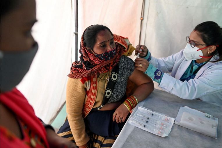 Les autorités exhortent les gens à se faire vacciner alors que la variante de Covid-19 Omicron se propage en Inde et en Asie du Sud