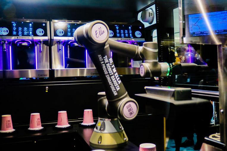 Ella, un robot singapourien, sert du café à Tokyo, dans les gares de Yokohama, en Asie de l’Est