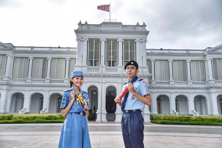 Des guides et éclaireuses exceptionnelles récompensées à Istana, à Singapour