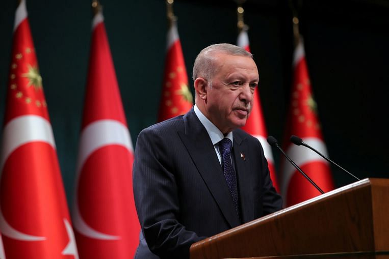 Le Turc Erdogan, en retard dans les sondages, montre sa collection de ciseaux, Europe News & Top Stories