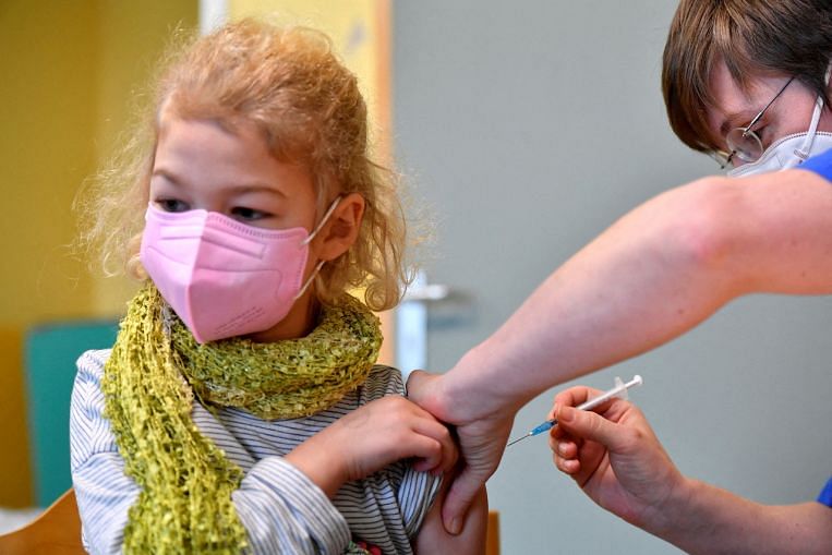 Moment joyeux ou geste risqué ?  L’Europe divisée sur les vaccins pour enfants, Europe News & Top Stories